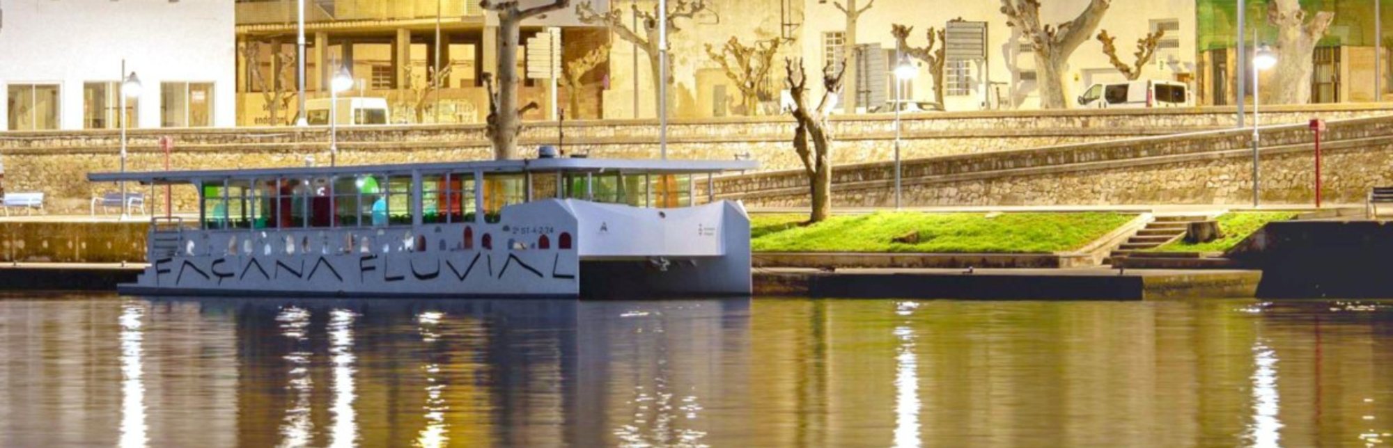 Barca de la Façana Fluvial al riu Ebre, a Amposta, de nit
