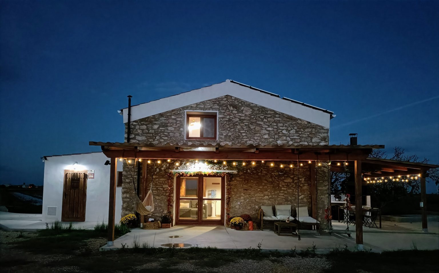 Masia al Delta de l'Ebre de nit, il·luminada