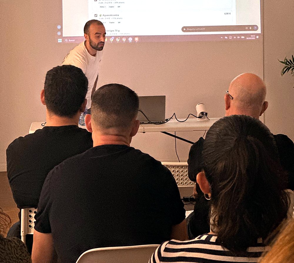 Taller amb projector: un formador presenta davant d'un grup assegut